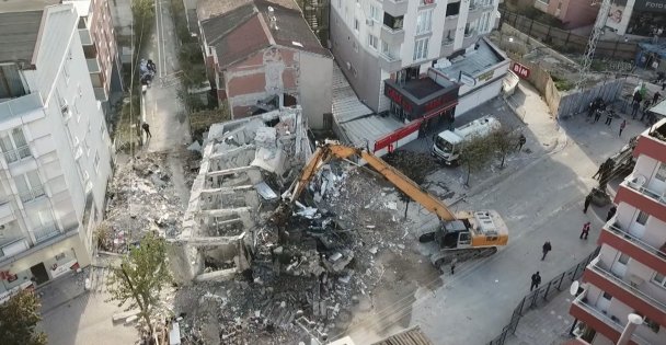 Kocaeli'de 4 kişiye mezar olan binanın enkazı kaldırılıyor