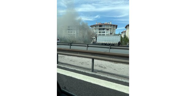 Kocaeli'de alevlere teslim olan tır, itfaiye ekiplerince söndürüldü