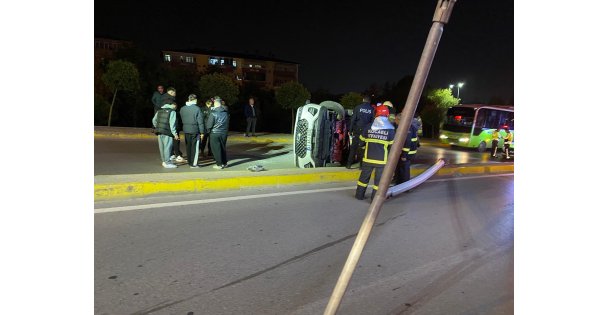 Kocaeli'de alkollü sürücünün kullandığı cip elektrik direğine çarpıp yan yattı: 2 yaralı