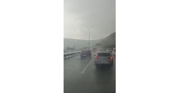 Kocaeli'de aniden bastıran dolu sürücülere zor anlar yaşattı