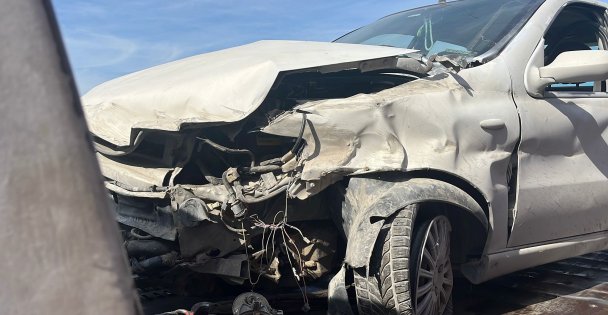 Kocaeli'de bariyerlere çarpan otomobildeki 4 kişi yaralandı