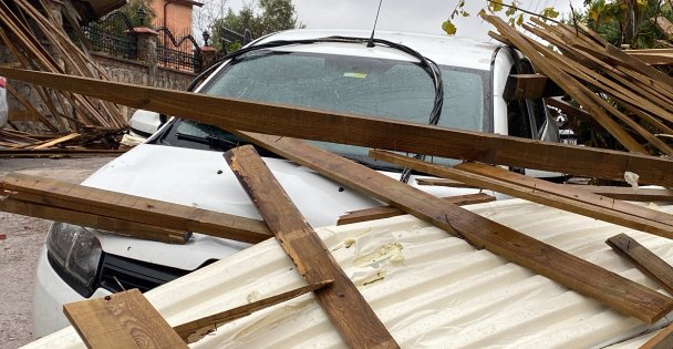 Kocaeli'de çatı uçtu, 6 otomobil hasar gördü