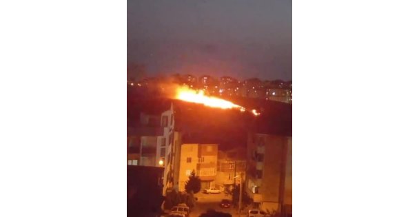 Kocaeli'de Çıkan Yangın Geceyi Aydınlattı