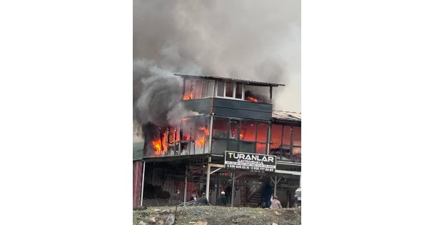 Kocaeli'de çıkan yangında 2 katlı konteyner küle döndü