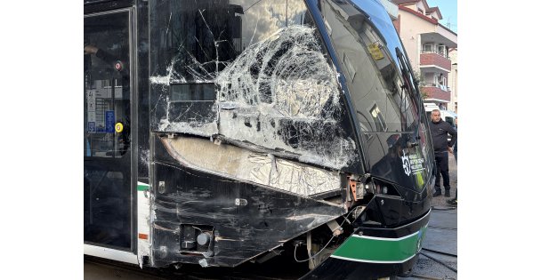 Kocaeli'de çöp kamyonu tramvaya çarptı: 3 yaralı