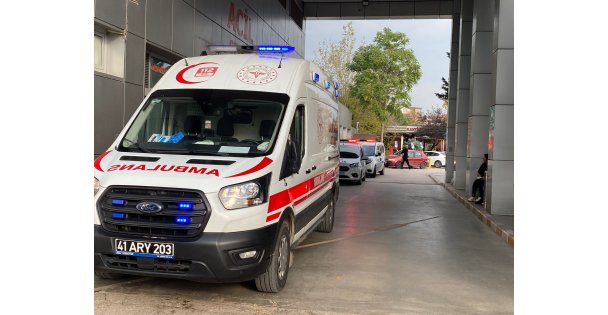 Kocaeli'de dehşet: Eşini boğazından bıçaklayarak ağır yaraladı