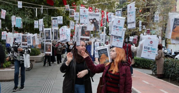 Kocaeli'de gelenek bozulmadı, kitaplar yine ilk ağaçlarda açtı