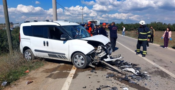 Kocaeli'de Hafif Ticari Araçla Otomobilin Çarpıştığı Kazada 3 Kişi Yaralandı