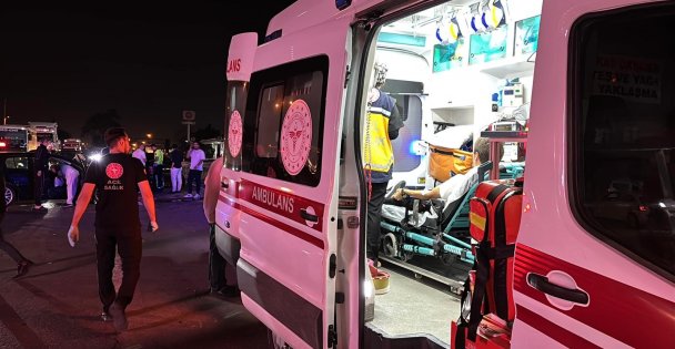 Kocaeli'de iki otomobil çarpıştı: 4 yaralı