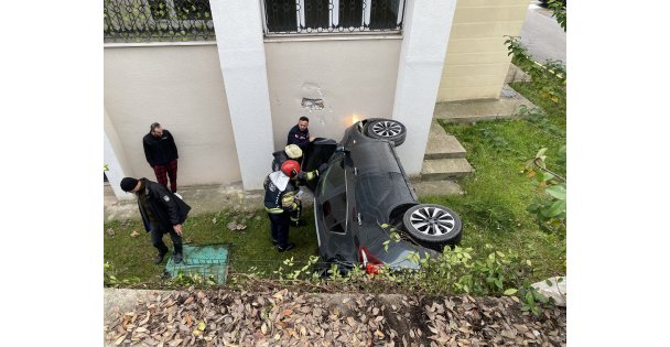 Kocaeli'de istinat duvarından düşen otomobildeki anne ve kızı yaralandı