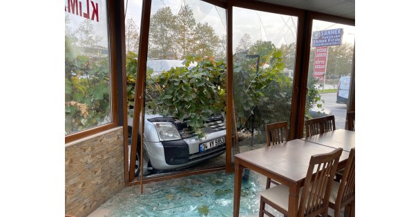 Kocaeli'de kontrolden çıkan otomobil dehşet saçtı: 1 ölü, 3 yaralı