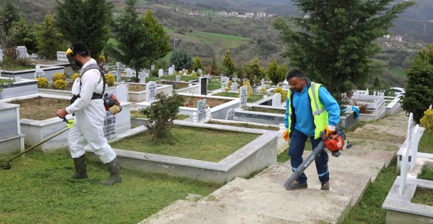 Kocaeli'de mezarlıklar bayrama hazır