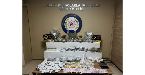 Kocaeli'de narkotik baskını: 5 şüpheli yakalandı, 9 kilo uyuşturucu ele geçti