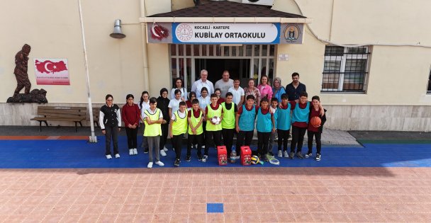 Kocaeli'de öğrenciler atık toplamak için yarıştı