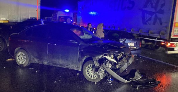 Kocaeli'de ortalık savaş alanına döndü: 26 araç kazaya karıştı, 13 kişi yaralandı
