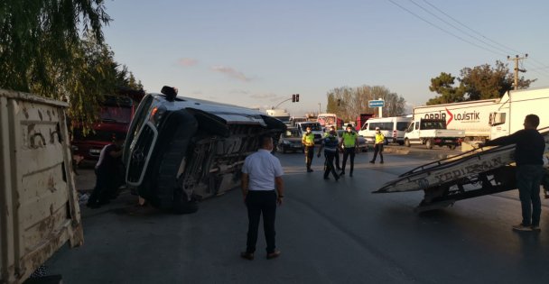 Kocaeli'de otomobil ile servis minibüsü çarpıştı: 3 yaralı
