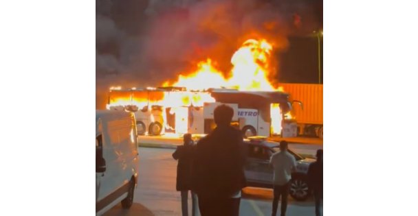 Kocaeli'de park halindeki otobüs alev alev yandı