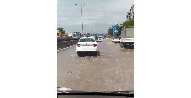 Kocaeli'de Sağanak Yağış Sonrası Kanallar Taştı