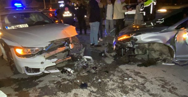 Kocaeli'de trafik kazası: İki araç da hurdaya döndü, sürücüler yara almadan kurtuldu