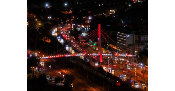 Kocaeli'de üst geçitler al bayrağın renkleriyle ışıldadı