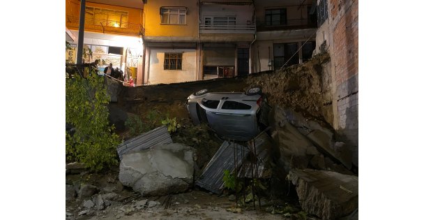 Kocaeli'de yol çöktü, araç inşaat temeline yuvarlandı