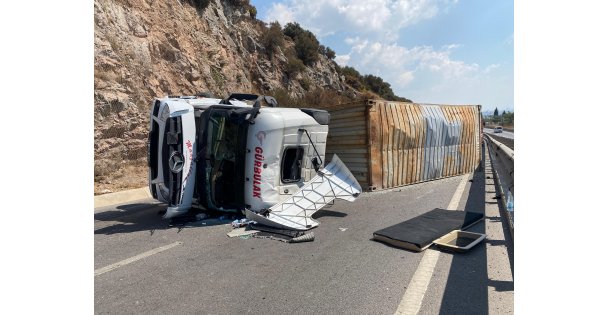 Kocaeli'nde tır devrildi, sürücü yaralandı: İstanbul istikameti trafiğe kapandı