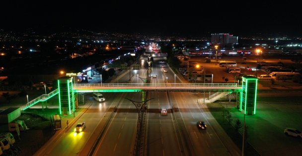 Kocaeli'nde üst geçitler yeşile büründü