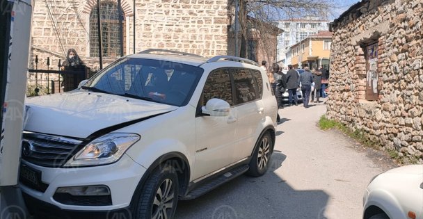Kocaeli'nin Gebze ilçesinde, kontrolden çıkan cip, 2 araca ve bir binanın duvarına çarparak durabildi.