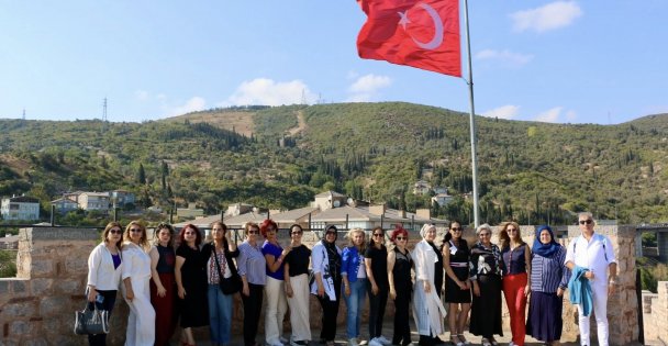 Kocaeli'nin kadın muhtarları yüzlerce yıllık tarihi yapıları gezdi
