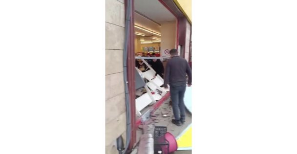 Kocaeli'yi fırtına vurdu: Evlerin çatıları uçtu, vatandaş tenteyle birlikte savruldu