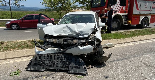 Kontrolden çıkan araç 2 otomobil ile çarpıştı: 3 yaralı