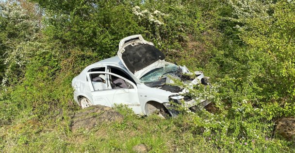 Kontrolden çıkan otomobil 120 metre sürüklendi, şarampole uçtu: 2 yaralı