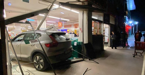 Kontrolden çıkan otomobil markete daldı: 2 yaralı