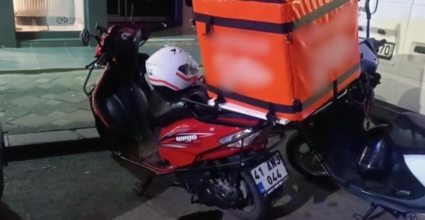 Kontrolünü kaybeden motokurye yere savrularak yaralandı
