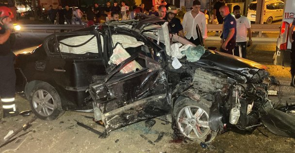 Köprü ayağına çarpan otomobil hurdaya döndü: 2 ağır yaralı