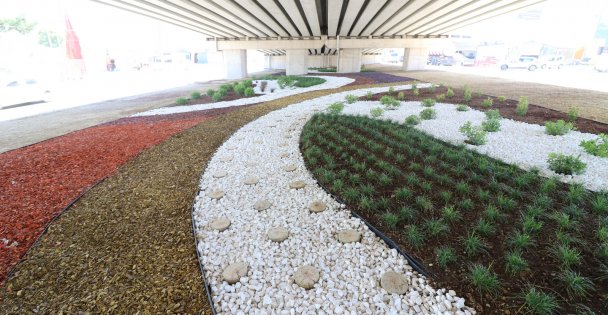 Köprülü kavşak renkleniyor