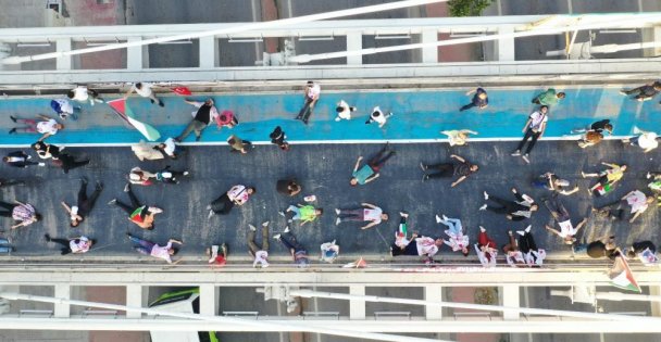 Köprüye çıkan yüzlerce kişi kırmızı boya sürüp Filistin'deki ölümlere tepki gösterdi