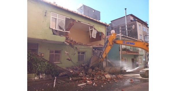 Körfez'de 1999 Depreminden Kalan Son Bina Yıkıldı