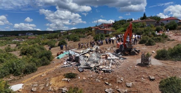 Körfez'de 3 kaçak yapı yıkıldı