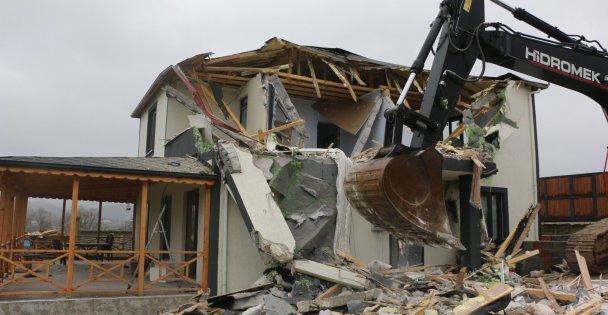 Körfez'de kaçak yapı yıkıldı