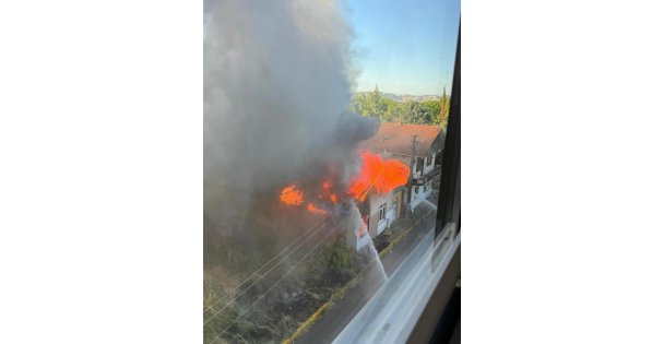 Korkutan yangın, tak katlı ev alev topuna döndü