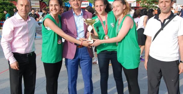 Köşker şampiyonlara madalya verdi