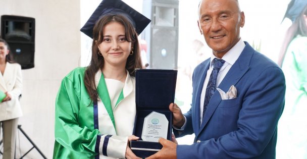 KOSTÜ Fakülte Bazında İlk Mezunlarını Verirken, Gençler Son Dersini Mütevelli Heyet Başkanı Emiroğlu'dan Aldı