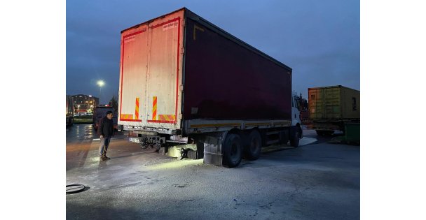 Kumaş yüklü kamyonda yangın çıktı