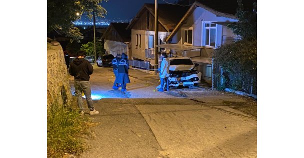 Kurşun yağmuruna tutulan otomobil kaza yaptı: 1 ağır yaralı