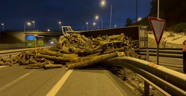 Kuzey Marmara Otoyolu Gebze D-100 bağlantı yolunda odun yüklü tır devrildi