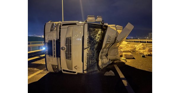 Kuzey Marmara Otoyolu Kocaeli Geçişindeki Bağlantı Yolunda Tır Devrildi