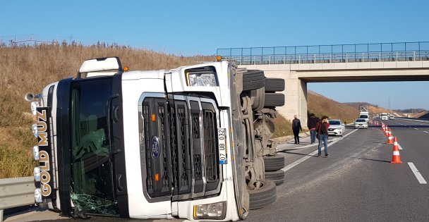 Kuzey Marmara Otoyolu'nda devrilen tırın sürücüsü yaralandı