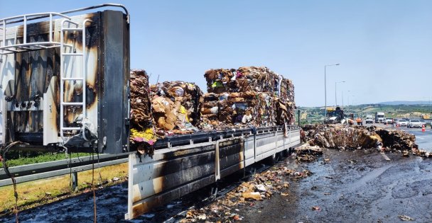 Kuzey Marmara Otoyolu'nda Hurda Kağıt Yüklü Tır Dorsesi Alevlere Teslim Oldu