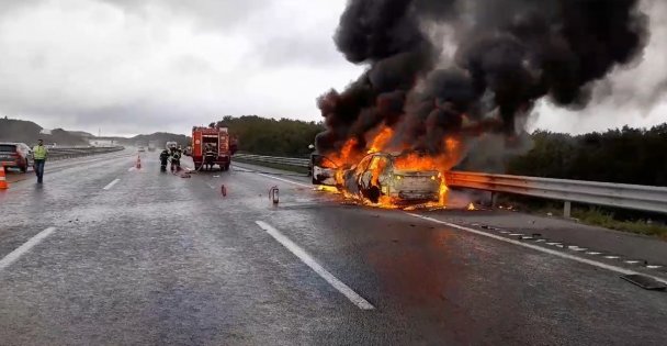 Kuzey Marmara Otoyolu'nda iki otomobil alev topuna döndü: 4 yaralı